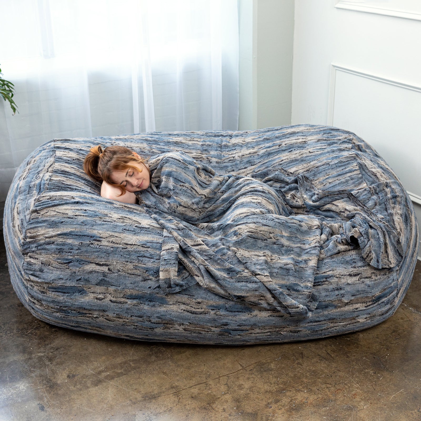 Lounger 7 in Navy Microsuede