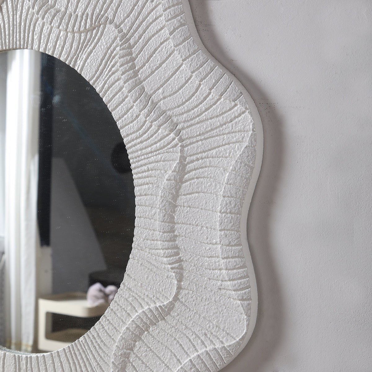Side detail of the textured cream frame