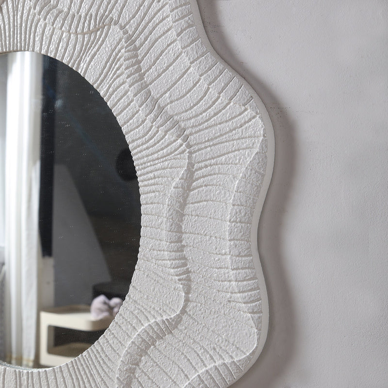 Side detail of the textured cream frame