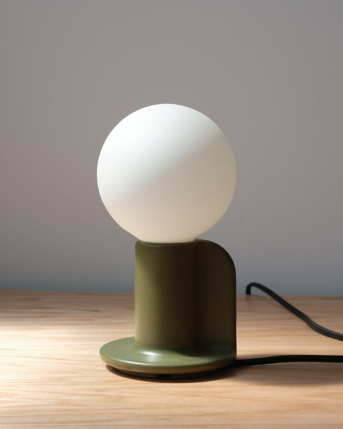 Q Lamp in moss green, side view