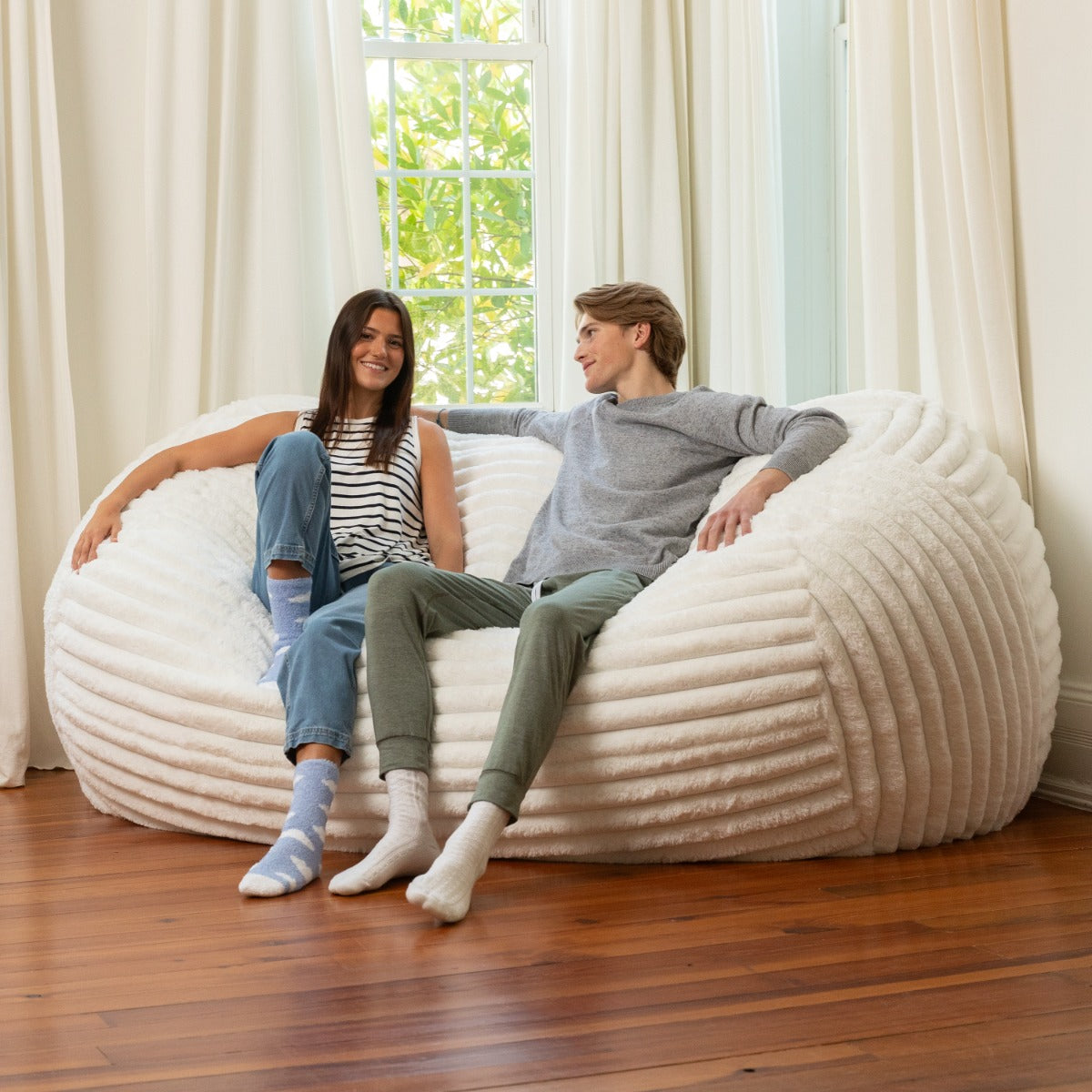 Lounger 7 in Striped White Faux Fur