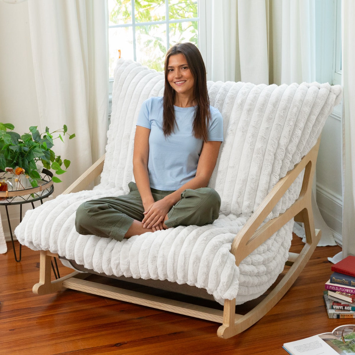 Pillow Saxx 5 Rocking Chair in Striped White Faux Fur