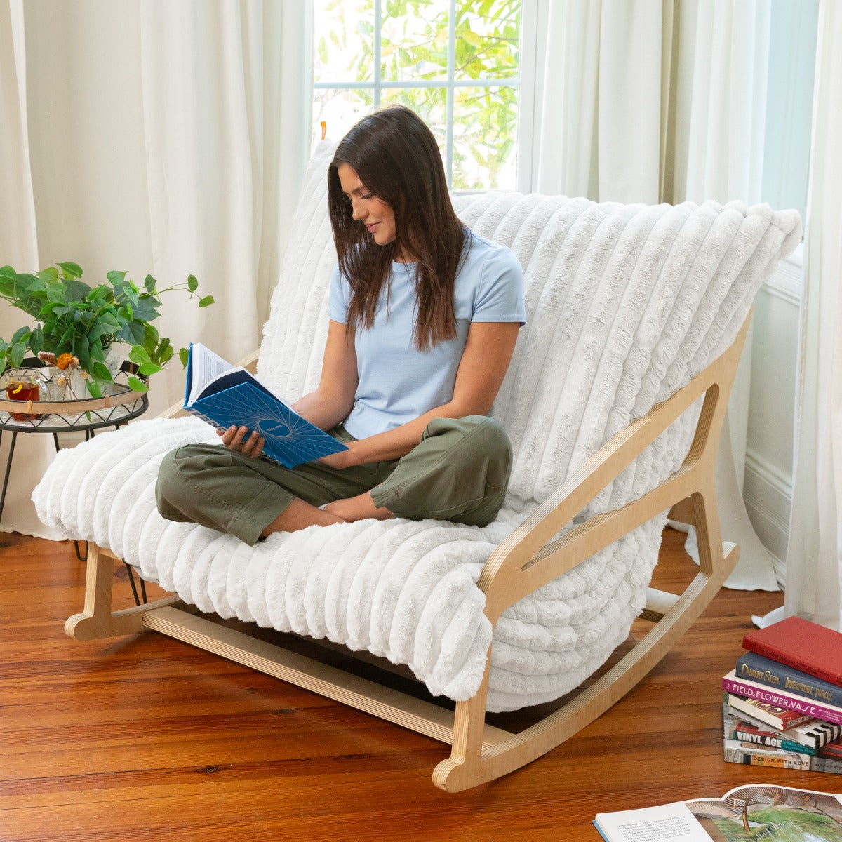 Pillow Saxx 5 Rocking Chair in Striped White Faux Fur